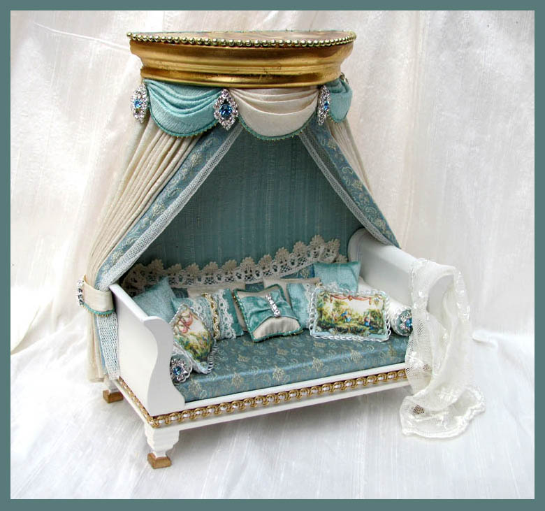 Gold Coronet Daybed